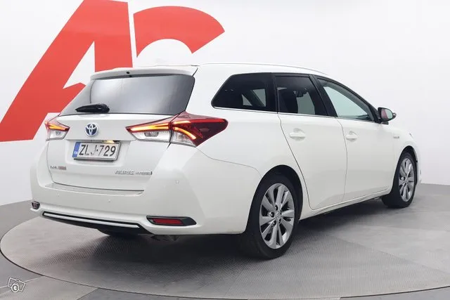 Toyota Auris Touring Sports 1,8 Hybrid Premium - PUOLINAHAT  Image 5